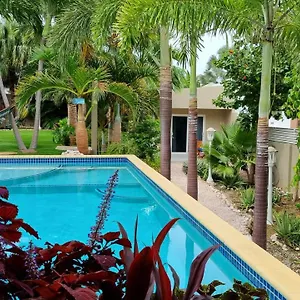 Guest house Hibiscus House
